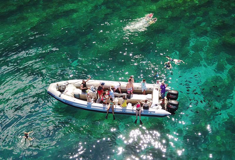 A group of people Snorkeling on a Na Pali Coast Zodiac Raft Tour A group of people Snorkeling on a Na Pali Coast Zodiac Raft Tour